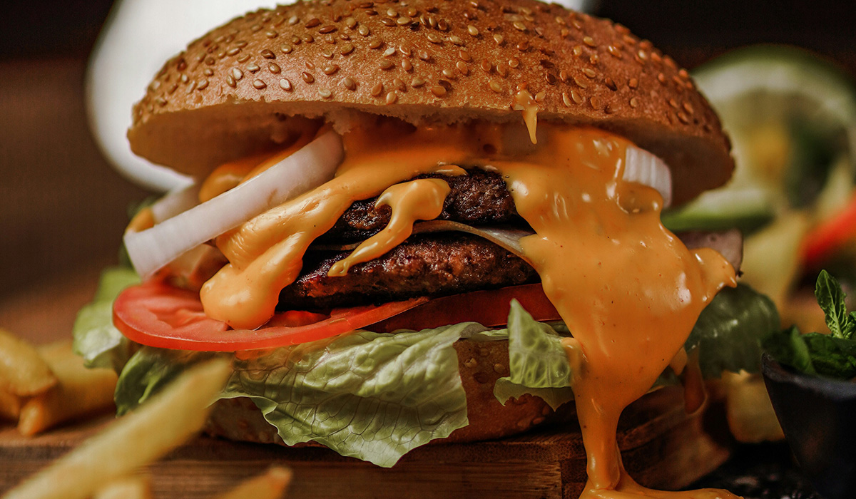 cheeseburger-with-lettuce-tomato-and-onions.