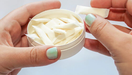 hand-holding-nicotine-pouch.